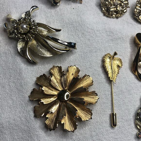 VIntage lot of 9 Brooches Pins and clip on earrings Gold Tone - Picture 6 of 16